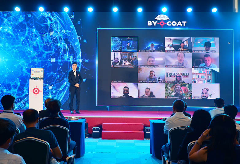 Ông Christopher Do – Giám đốc thương mại quốc tế của BSB Nanotech giới thiệu Giỏ sản phẩm cùng sự theo dõi trực tuyến của đại diện 35 nước trên thế giới 2 BSB Nanotech "biến trấu thành vàng", đưa trí tuệ Việt ra thế giới.