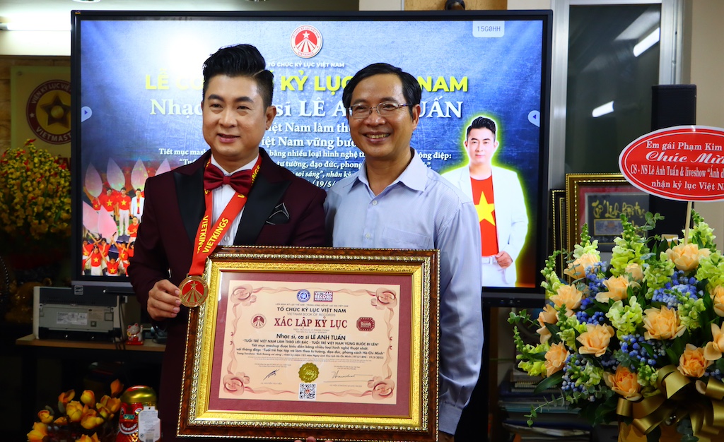 Nhạc sĩ – ca sĩ Lê Anh Tuấn nhận bằng Kỉ lục Việt Nam đúng ngày kỉ niệm Bác Hồ ra đi tìm đường cứu nước