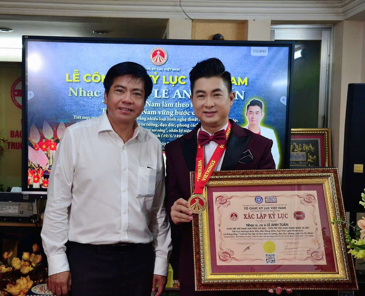 Ông Phạm Thanh Lộc – Giám đốc Nhà hát Ca múa nhạc dân tộc Bông Sen chia vui cùng LAT Nhạc sĩ – ca sĩ Lê Anh Tuấn nhận bằng Kỉ lục Việt Nam đúng ngày kỉ niệm Bác Hồ ra đi tìm đường cứu nước