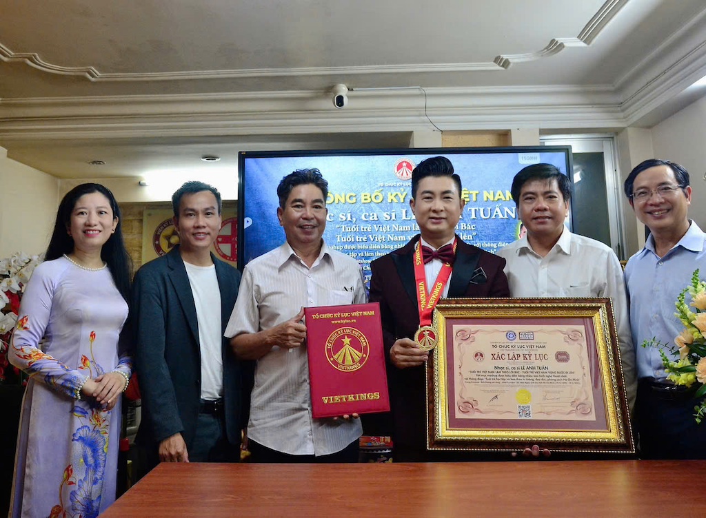 Nhạc sĩ – ca sĩ Lê Anh Tuấn nhận bằng Kỉ lục Việt Nam đúng ngày kỉ niệm Bác Hồ ra đi tìm đường cứu nước