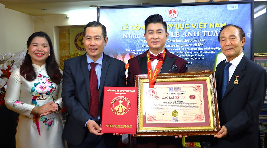 nhạc sĩ – ca sĩ LAT chụp hình kỉ niệm cùng lãnh đạo Kỉ lục VN Nhạc sĩ – ca sĩ Lê Anh Tuấn nhận bằng Kỉ lục Việt Nam đúng ngày kỉ niệm Bác Hồ ra đi tìm đường cứu nước