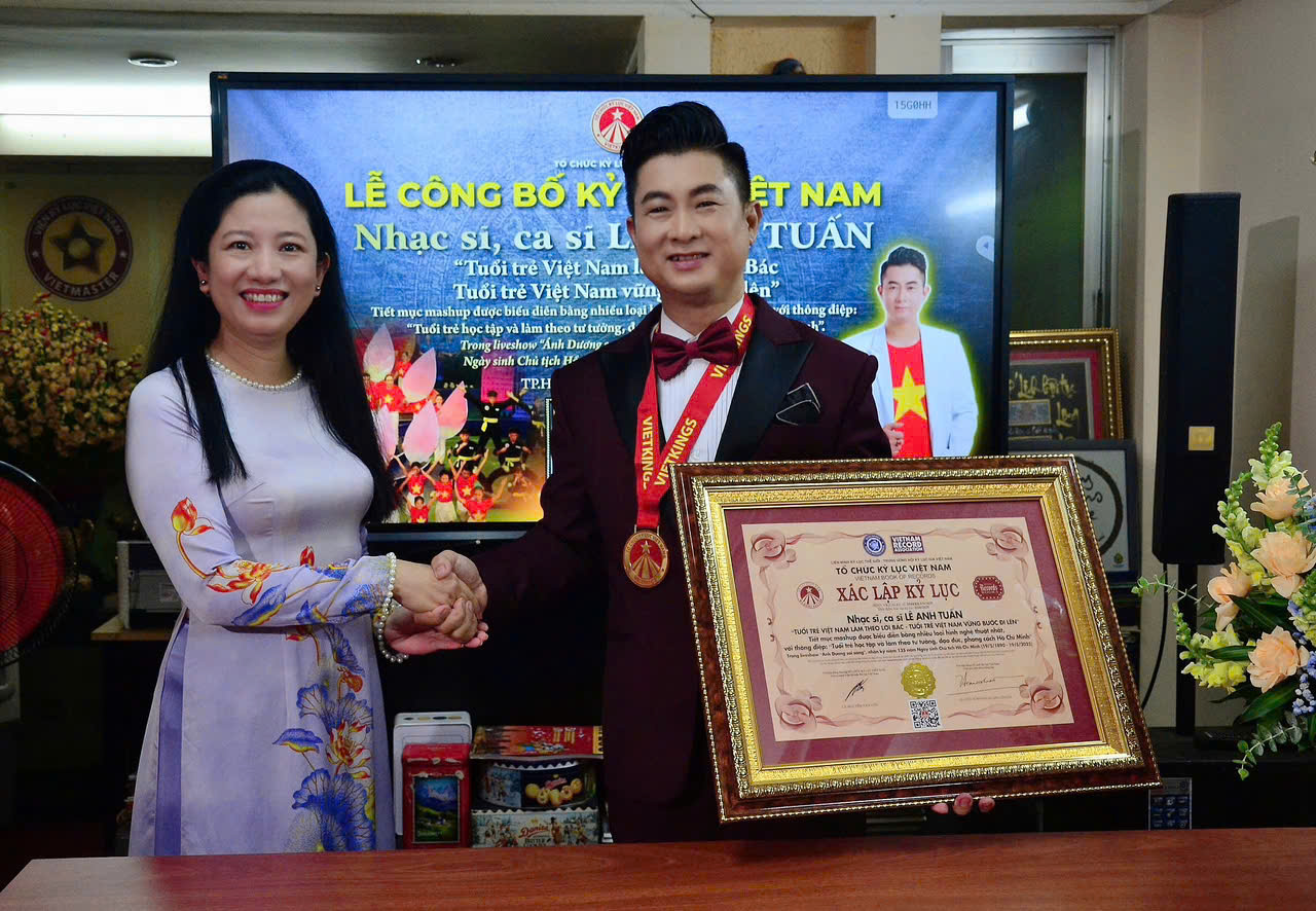 Nhạc sĩ – ca sĩ Lê Anh Tuấn nhận bằng Kỉ lục Việt Nam đúng ngày kỉ niệm Bác Hồ ra đi tìm đường cứu nước