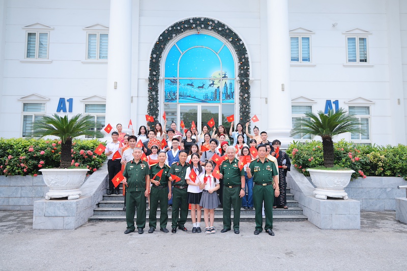 HANU9181 "Viết tiếp câu chuyện Hoà bình" lần đầu được hát bằng 13 thứ tiếng
