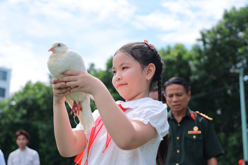 “Viết tiếp câu chuyện Hoà bình” lần đầu được hát bằng 13 thứ tiếng "Viết tiếp câu chuyện Hoà bình" lần đầu được hát bằng 13 thứ tiếng