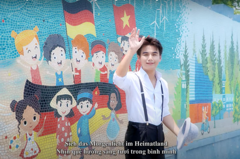 "Viết tiếp câu chuyện Hoà bình" lần đầu được hát bằng 13 thứ tiếng