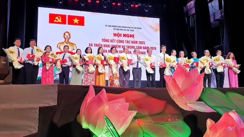 Ca sĩ - Kỉ lục gia Việt Nam Lê Anh Tuấn vinh dự nhận Kỉ niệm chương