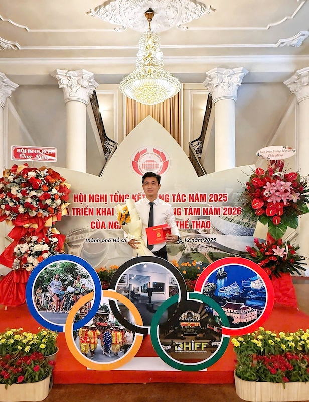 Ca sĩ - Kỉ lục gia Việt Nam Lê Anh Tuấn vinh dự nhận Kỉ niệm chương