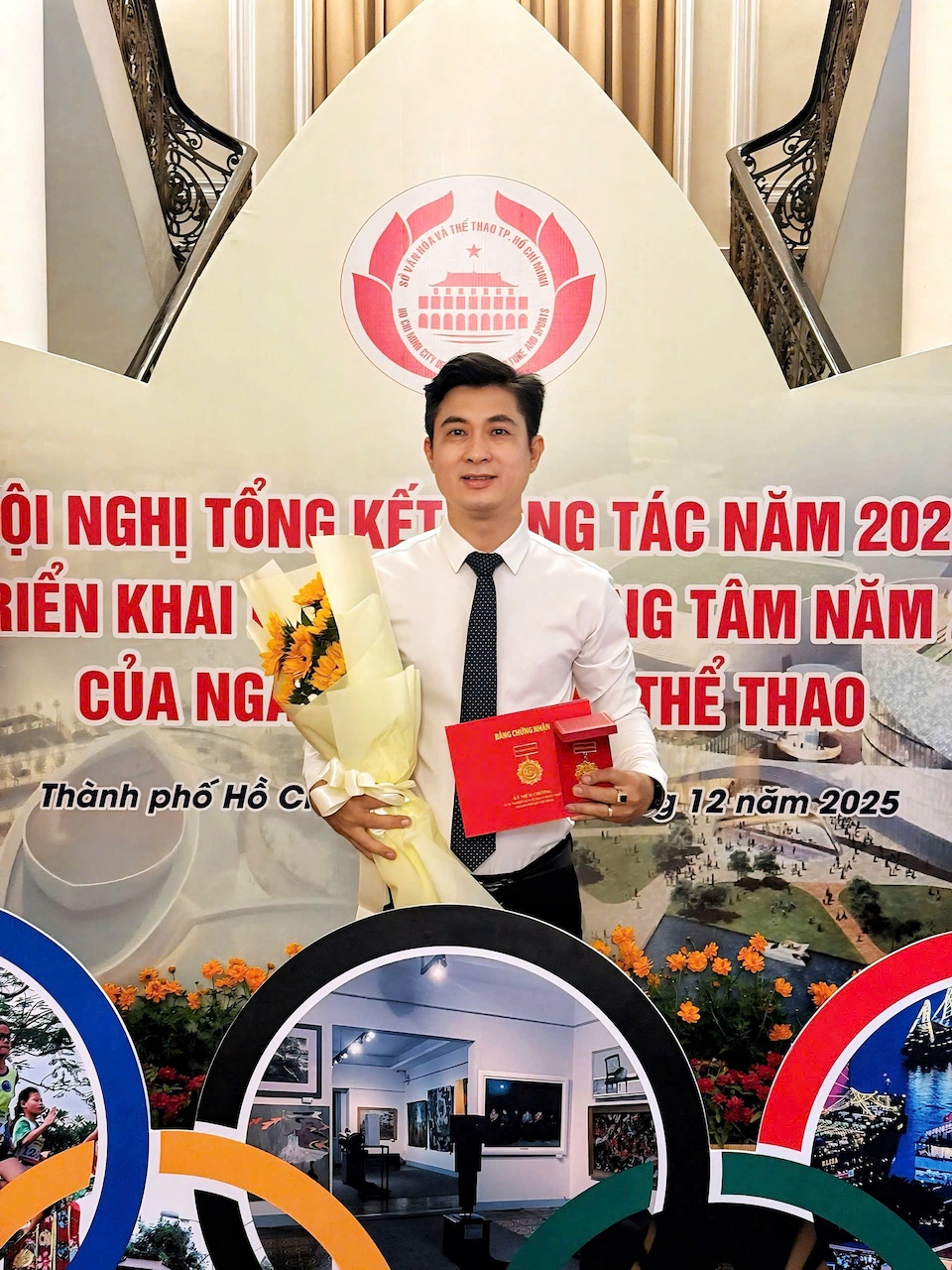 Ca sĩ - Kỉ lục gia Việt Nam Lê Anh Tuấn vinh dự nhận Kỉ niệm chương