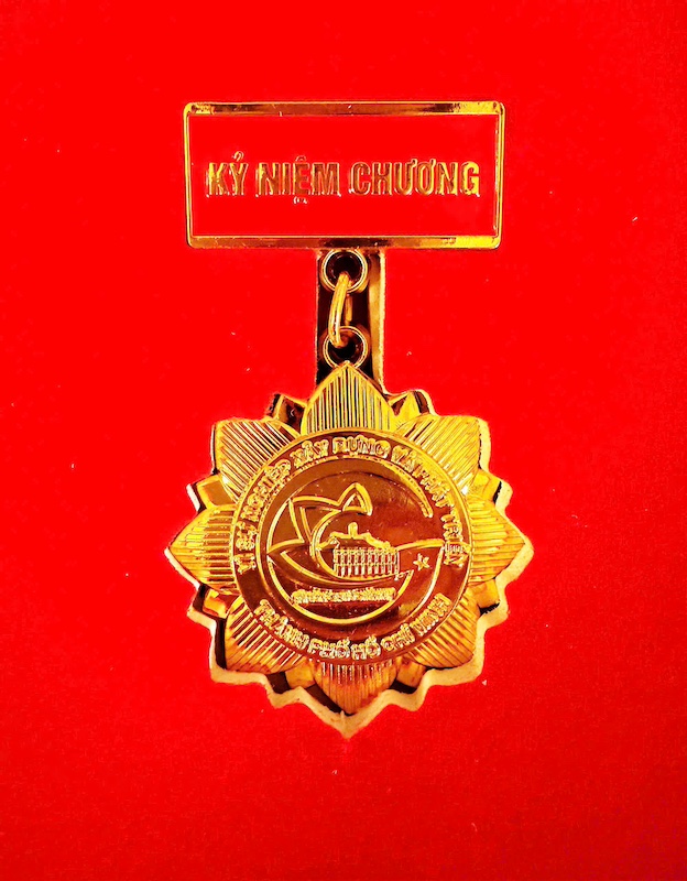 Ca sĩ - Kỉ lục gia Việt Nam Lê Anh Tuấn vinh dự nhận Kỉ niệm chương