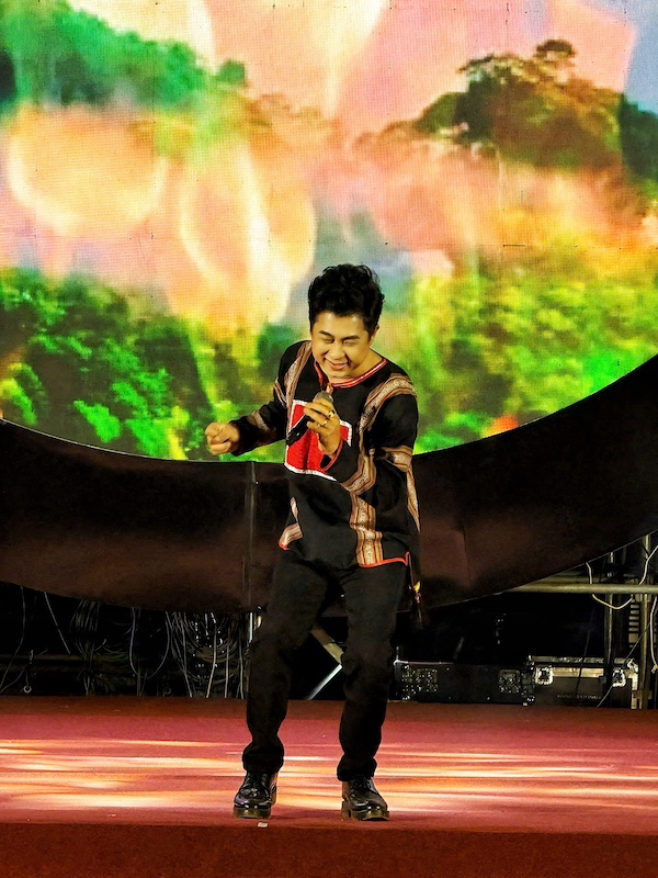 Kỷ lục gia Việt Nam Lê Anh Tuấn mang “Giấc mơ Chapi” tới Giao thừa tại Bù Đăng Kỷ lục gia Việt Nam Lê Anh Tuấn mang "Giấc mơ Chapi" tới Giao thừa tại Bù Đăng